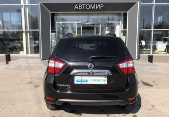 Подержанный автомобиль Nissan Terrano 2015 года (6 фото)
