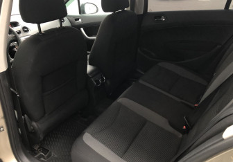 Подержанный автомобиль Peugeot 408 2012 года (10 фото)