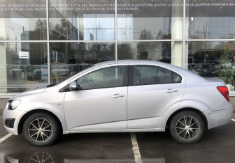 Подержанный автомобиль Chevrolet Aveo Hatchback 2012 года (8 фото)