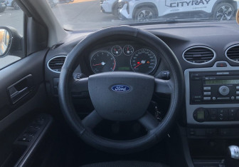 Подержанный автомобиль Ford Focus Sedan 2005 года (12 фото)