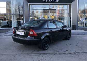 Подержанный автомобиль Ford Focus Sedan 2005 года (5 фото)