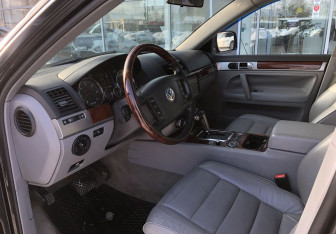 Подержанный автомобиль Volkswagen Touareg 2005 года (9 фото)