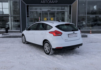 Подержанный автомобиль Ford Focus Hatchback 2017 года (7 фото)
