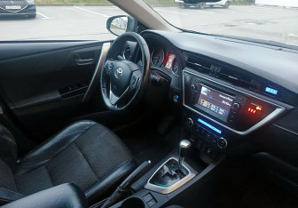 Подержанный автомобиль Toyota Auris Hatchback 2013 года (14 фото)