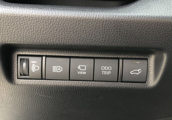 Подержанный автомобиль Toyota RAV4 2025 года (14 фото)