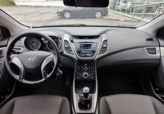 Подержанный автомобиль Hyundai Elantra Sedan 2015 года (15 фото)