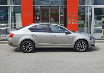 Подержанный автомобиль Skoda Octavia Liftback 2019 года (4 фото)