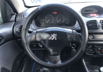 Подержанный автомобиль Peugeot 206 Sedan 2006 года (12 фото)
