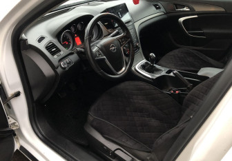 Подержанный автомобиль Opel Insignia Liftback 2010 года (9 фото)