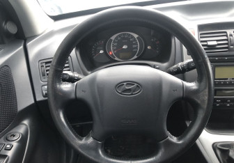 Подержанный автомобиль Hyundai Tucson 2008 года (12 фото)