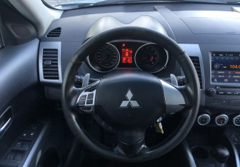 Подержанный автомобиль Mitsubishi Outlander 2007 года (13 фото)