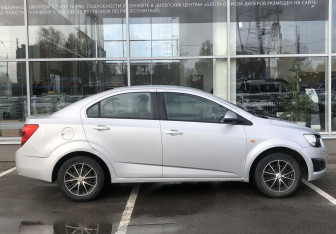 Подержанный автомобиль Chevrolet Aveo Hatchback 2012 года (4 фото)