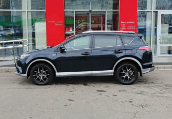 Подержанный автомобиль Toyota RAV4 2016 года (8 фото)