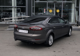 Подержанный автомобиль Ford Mondeo Sedan 2011 года (7 фото)