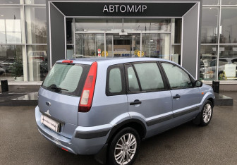 Подержанный автомобиль Ford Fusion 2006 года (7 фото)