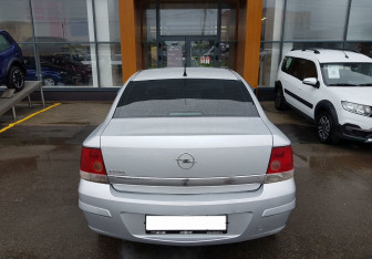 Подержанный автомобиль Opel Astra Sedan 2010 года (6 фото)