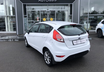 Подержанный автомобиль Ford Fiesta Hatchback 2016 года (7 фото)