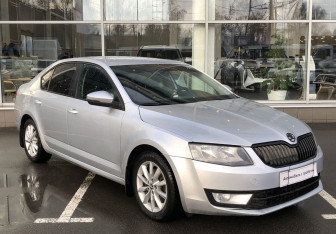 Подержанный автомобиль Skoda Octavia Liftback 2014 года (3 фото)