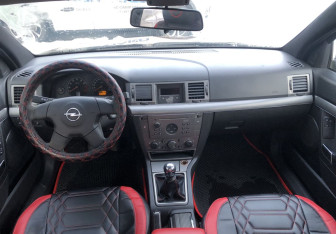 Подержанный автомобиль Opel Vectra Sedan 2004 года (10 фото)