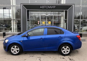 Подержанный автомобиль Chevrolet Aveo Sedan 2013 года (8 фото)