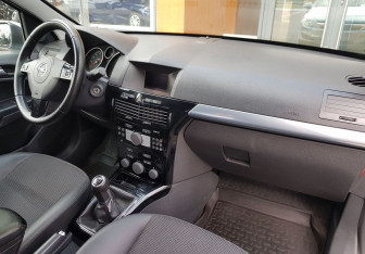 Подержанный автомобиль Opel Astra Sedan 2009 года (9 фото)