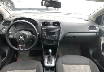 Подержанный автомобиль Volkswagen Polo Sedan 2014 года (10 фото)