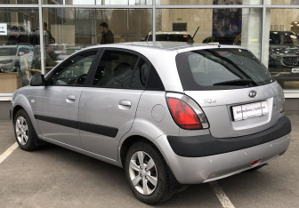 Подержанный автомобиль Kia Rio Hatchback 2009 года (7 фото)