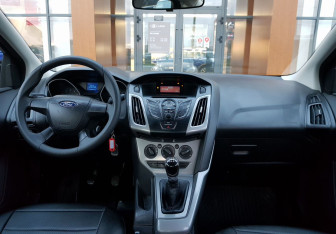 Подержанный автомобиль Ford Focus Sedan 2011 года (11 фото)
