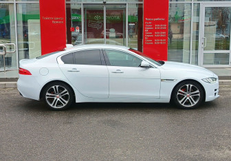 Подержанный автомобиль Jaguar XE 2016 года (4 фото)