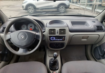 Подержанный автомобиль Renault Symbol 2005 года (15 фото)