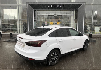 Подержанный автомобиль Ford Focus Sedan 2013 года (5 фото)