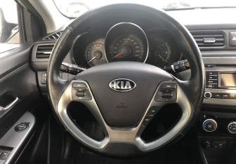 Подержанный автомобиль Kia Rio Sedan 2016 года (12 фото)