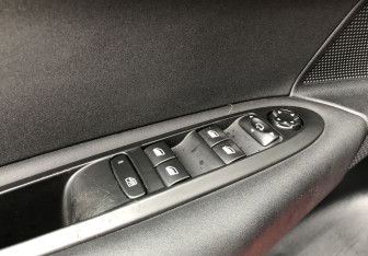 Подержанный автомобиль Citroen C4 Hatchback 2007 года (13 фото)