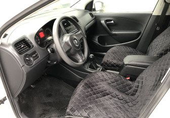 Подержанный автомобиль Volkswagen Polo Sedan 2012 года (9 фото)