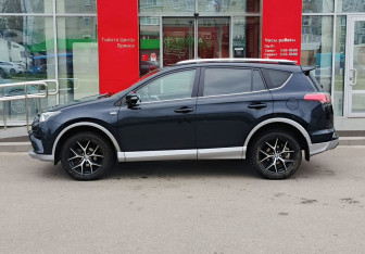 Подержанный автомобиль Toyota RAV4 2016 года (8 фото)