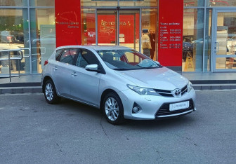 Подержанный автомобиль Toyota Auris Hatchback 2013 года (3 фото)