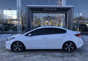 Подержанный автомобиль Kia Cerato Sedan 2017 года (8 фото)