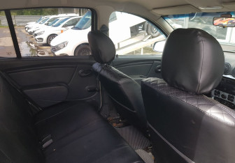 Подержанный автомобиль Renault Sandero 2013 года (10 фото)