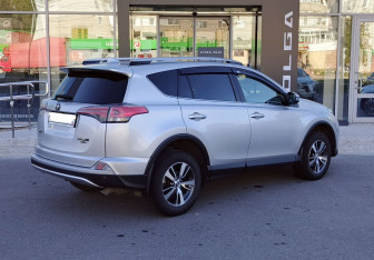 Подержанный автомобиль Toyota RAV4 2015 года (5 фото)