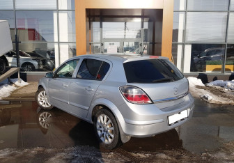 Подержанный автомобиль Opel Astra Hatchback 2007 года (7 фото)