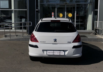 Подержанный автомобиль Peugeot 308 Hatchback 2010 года (6 фото)
