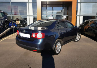 Подержанный автомобиль Volkswagen Jetta Sedan 2010 года (5 фото)