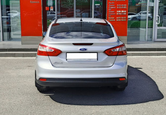 Подержанный автомобиль Ford Focus Sedan 2013 года (6 фото)