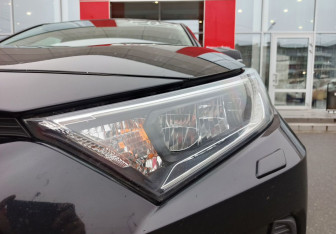 Подержанный автомобиль Toyota RAV4 2020 года (9 фото)