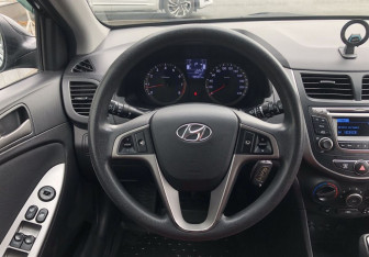 Подержанный автомобиль Hyundai Solaris Hatchback 2015 года (13 фото)