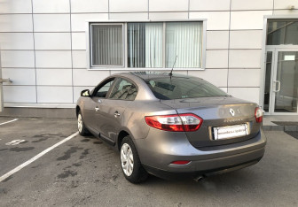 Подержанный автомобиль Renault Fluence 2011 года (5 фото)