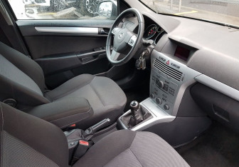 Подержанный автомобиль Opel Astra Sedan 2010 года (9 фото)