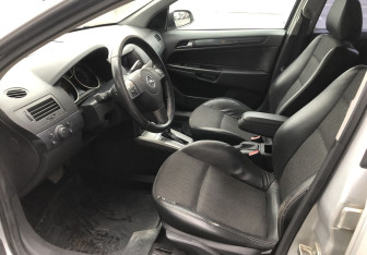 Подержанный автомобиль Opel Astra Hatchback 2005 года (9 фото)