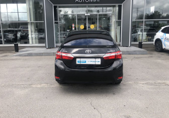 Подержанный автомобиль Toyota Corolla Sedan 2013 года (6 фото)