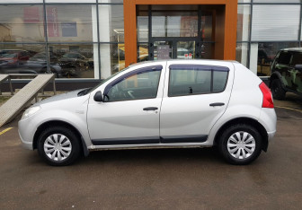 Подержанный автомобиль Renault Sandero 2013 года (8 фото)